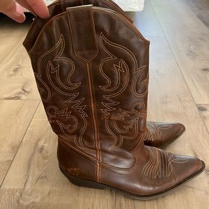 Tan / Brown Women’s Cowboy boots Size 8.5